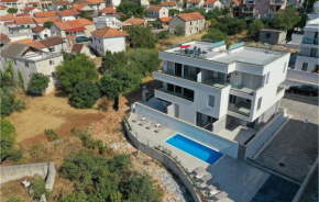 2 Bedroom Cozy Apartment In Okrug Gornji
